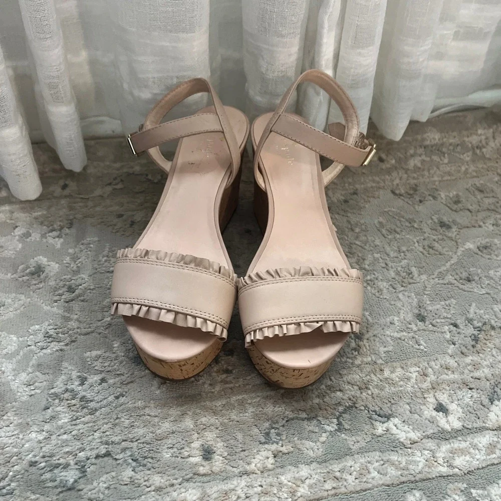 Kate Spade Tomas Nude Beige Ruffle Leather Cork Wedge Sandals 9.5M Preppy